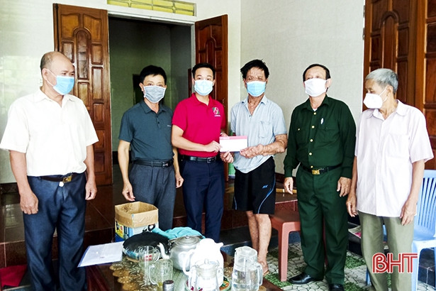 Agribank chi nhánh tỉnh Hà Tĩnh tặng quà nạn nhân chất độc da cam