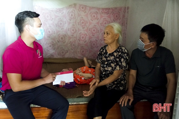 Agribank chi nhánh tỉnh Hà Tĩnh tặng quà nạn nhân chất độc da cam