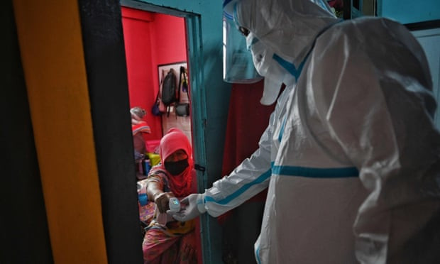 Bệnh viện quá tải, bác sĩ Thái Lan phải điều trị người mắc COVID-19 ở bãi đỗ xe