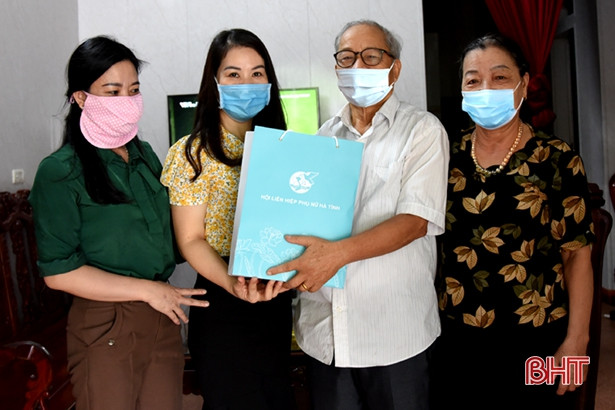 Cán bộ, hội viên phụ nữ Hà Tĩnh trao gần 1.700 suất quà cho các gia đình chính sách ảnh 2 Cán bộ, hội viên phụ nữ Hà Tĩnh trao gần 1.700 suất quà cho các gia đình chính sách