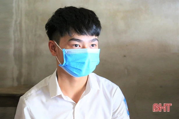 Lãnh đạo huyện Thạch Hà tặng hoa chúc mừng thủ khoa khối A của Hà Tĩnh