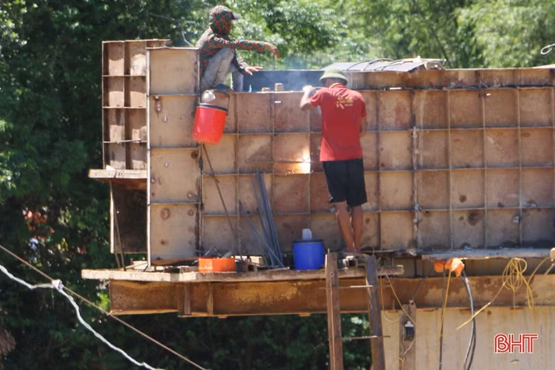 “Đón” nắng, đẩy nhanh tiến độ các công trình trọng điểm ở Vũ Quang