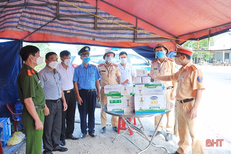 Hà Tĩnh lập chốt ở cửa ngõ phía Tây, kiểm soát chặt phương tiện về từ vùng dịch