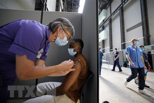 Tiêm chủng giúp ngăn chặn 60.000 ca tử vong vì COVID-19 tại Anh