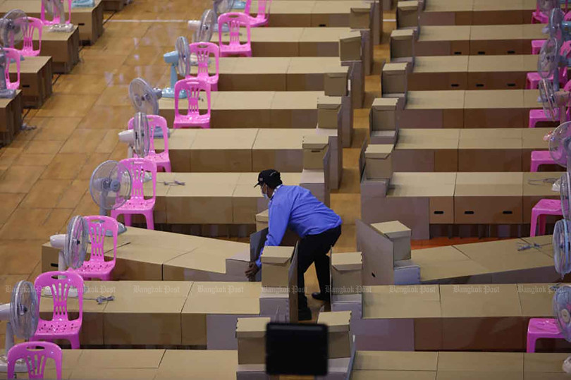 Bệnh viện quá tải, bác sĩ Thái Lan phải điều trị người mắc COVID-19 ở bãi đỗ xe