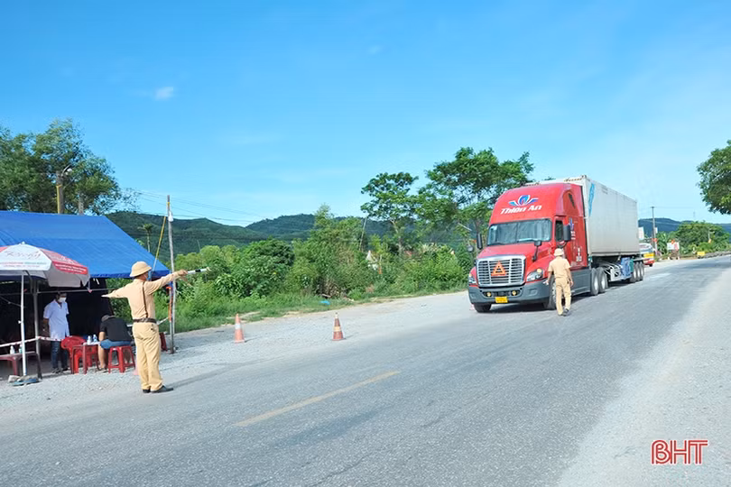 Hà Tĩnh lập chốt ở cửa ngõ phía Tây, kiểm soát chặt phương tiện về từ vùng dịch