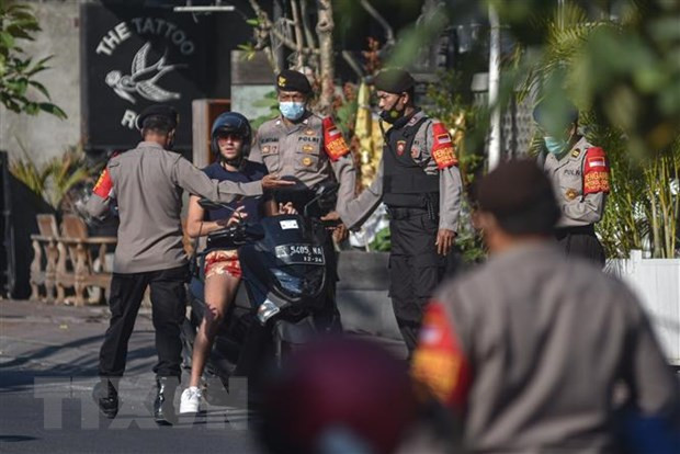 Indonesia huy động thêm 18.000 nhân viên truy vết COVID-19