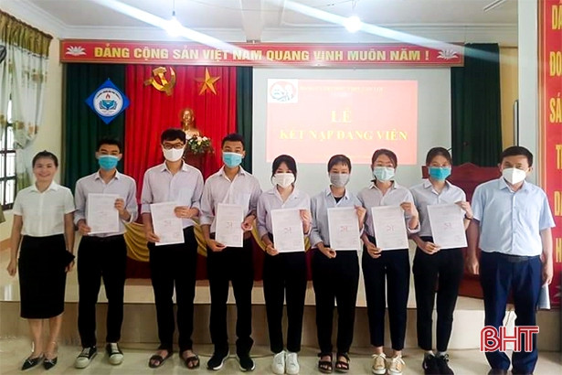 37 học sinh ưu tú ở Can Lộc vinh dự đứng vào hàng ngũ của Đảng