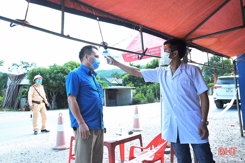 Hà Tĩnh lập chốt ở cửa ngõ phía Tây, kiểm soát chặt phương tiện về từ vùng dịch