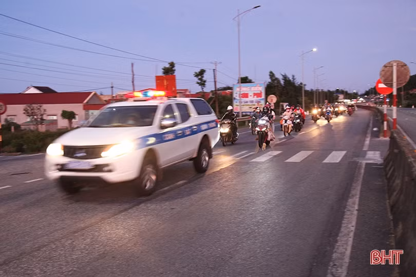 Tiếp tế đồ ăn, nước uống, dẫn đoàn người đi xe máy về từ vùng dịch các tỉnh phía Nam rời Hà Tĩnh an toàn