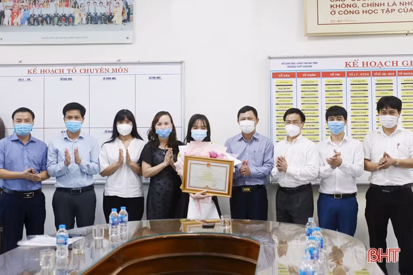 Nữ sinh Hà Tĩnh giành 3 điểm 10 khối B vinh dự nhận bằng khen của Chủ tịch UBND tỉnh