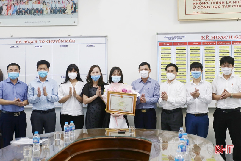 Nữ sinh Hà Tĩnh giành 3 điểm 10 khối B vinh dự nhận bằng khen của Chủ tịch UBND tỉnh