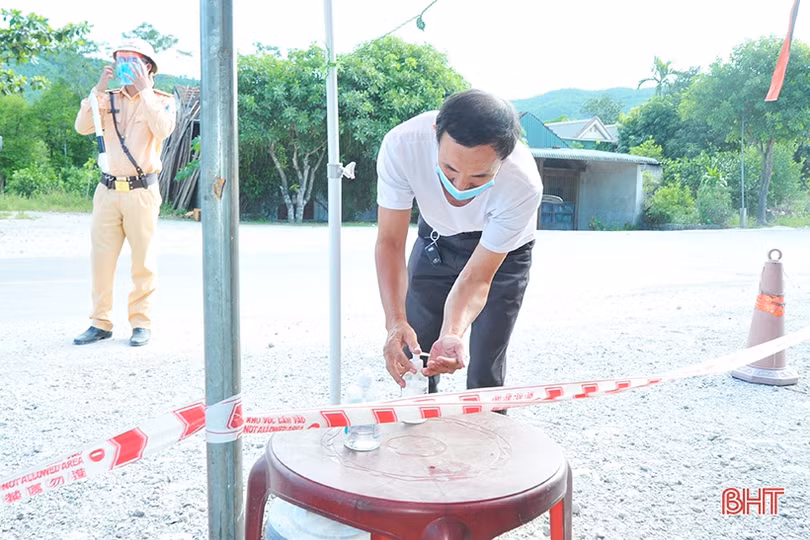 Hà Tĩnh lập chốt ở cửa ngõ phía Tây, kiểm soát chặt phương tiện về từ vùng dịch