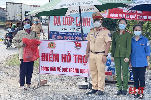 Công an Thạch Hà tiếp sức người dân về quê tránh dịch