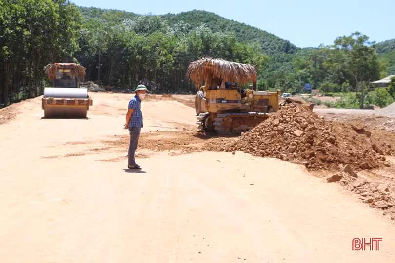 “Đón” nắng, đẩy nhanh tiến độ các công trình trọng điểm ở Vũ Quang