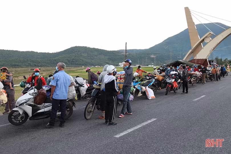 Tiếp tế đồ ăn, nước uống, dẫn đoàn người đi xe máy về từ vùng dịch các tỉnh phía Nam rời Hà Tĩnh an toàn