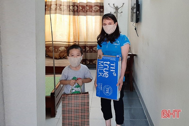 Lãnh đạo huyện Lộc Hà tặng quà cho trẻ em đang cách ly tập trung
