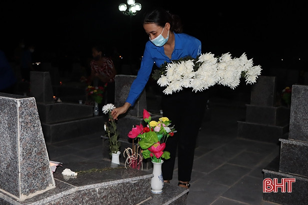 Tuổi trẻ Hà Tĩnh thắp hàng ngàn ngọn nến tri ân các anh hùng liệt sỹ ảnh 6 Tuổi trẻ Hà Tĩnh thắp hàng ngàn ngọn nến tri ân các anh hùng liệt sỹ