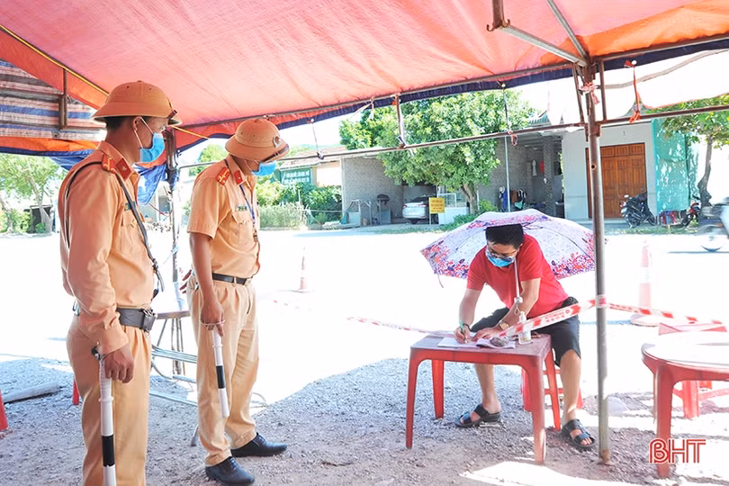 Hà Tĩnh lập chốt ở cửa ngõ phía Tây, kiểm soát chặt phương tiện về từ vùng dịch