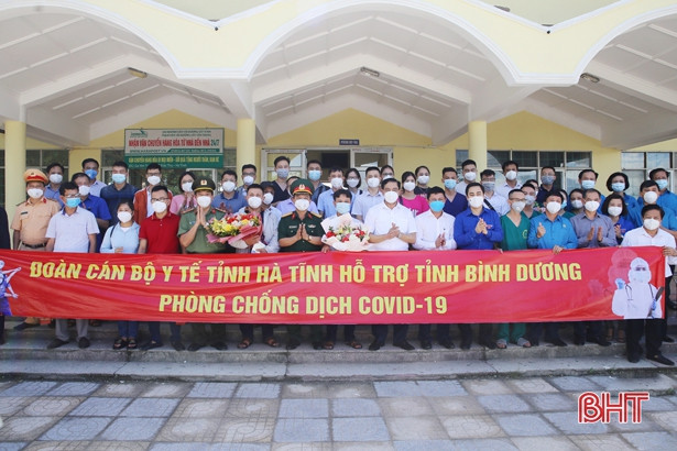 Đoàn cán bộ y tế Hà Tĩnh vào làm nhiệm vụ tại khu điều trị bệnh nhân COVID-19 và CDC Bình Dương