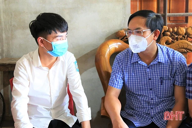 Lãnh đạo huyện Thạch Hà tặng hoa chúc mừng thủ khoa khối A của Hà Tĩnh