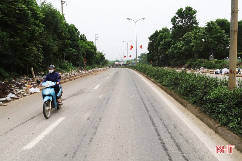 Rác thải ngập đường ở thị trấn Hương Khê