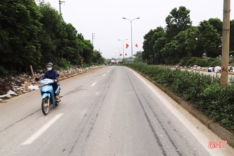 Rác thải ngập đường ở thị trấn Hương Khê