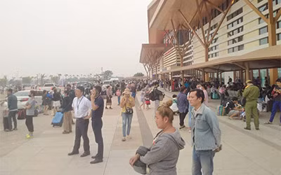 Không khí rộn ràng trước dịp nghỉ tết cổ truyền Bunpimay ở Lào