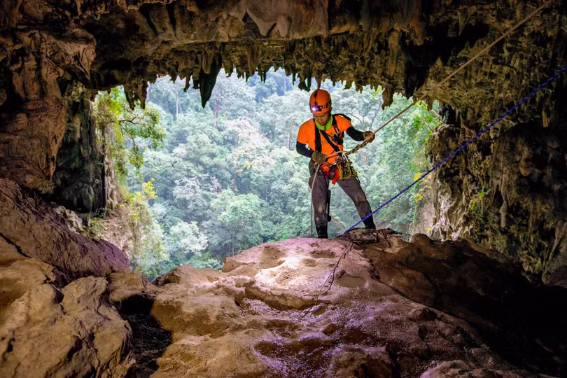 Choáng ngợp khung cảnh “siêu hố sụt” sâu nhất Việt Nam