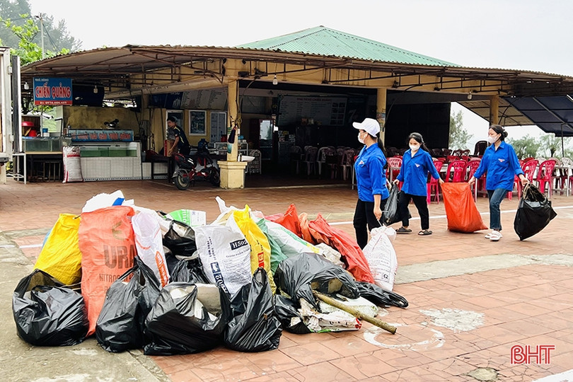 600 đoàn viên, chiến sĩ biên phòng ra quân làm sạch bãi biển Thiên Cầm