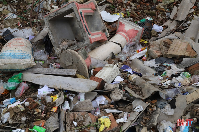 Rác thải ngập đường ở thị trấn Hương Khê