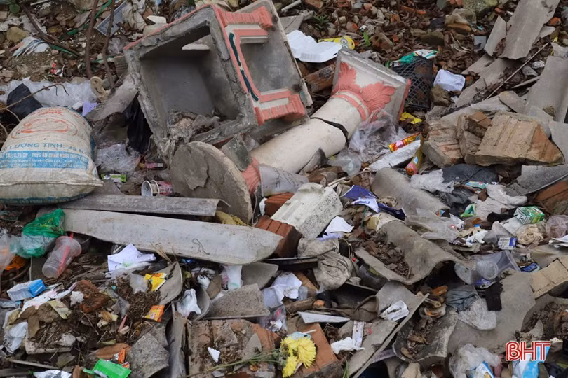 Rác thải ngập đường ở thị trấn Hương Khê