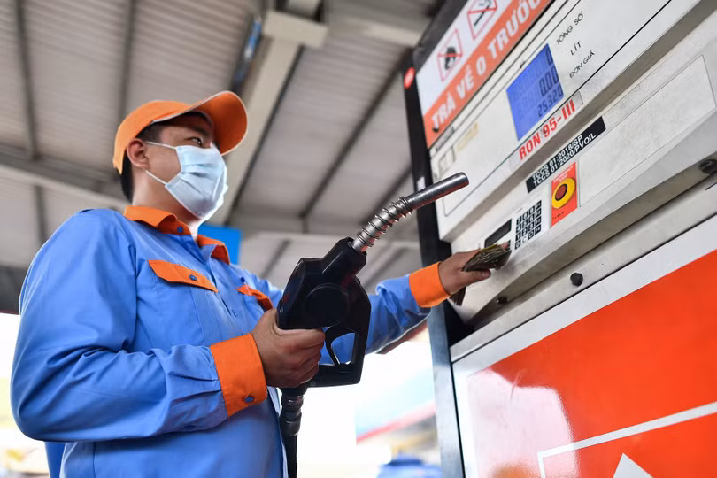Giá xăng ngày mai có thể tăng hơn 1.000 đồng/lít