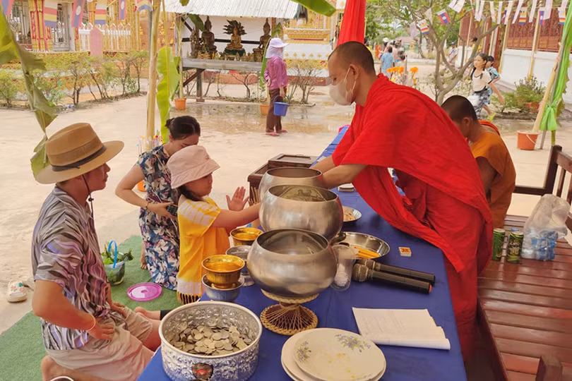 Người dân Lào vui đón tết Bunpimay
