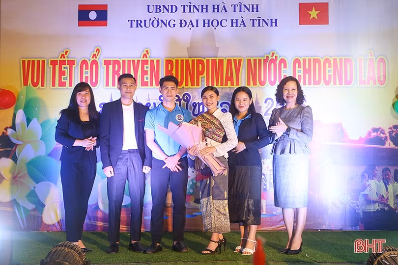 Lưu học sinh Lào ở Hà Tĩnh vui đón tết Bunpimay