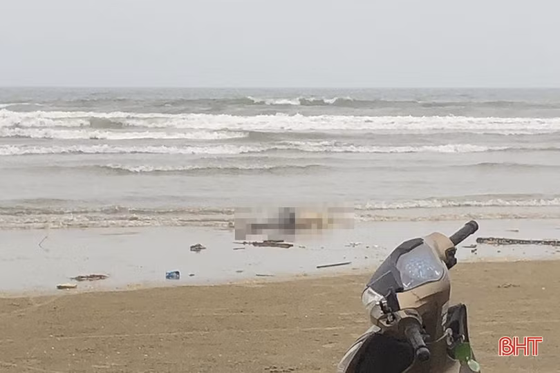 Tìm tung tích thi thể trôi dạt vào bờ biển Cẩm Xuyên