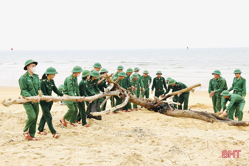 600 đoàn viên, chiến sĩ biên phòng ra quân làm sạch bãi biển Thiên Cầm
