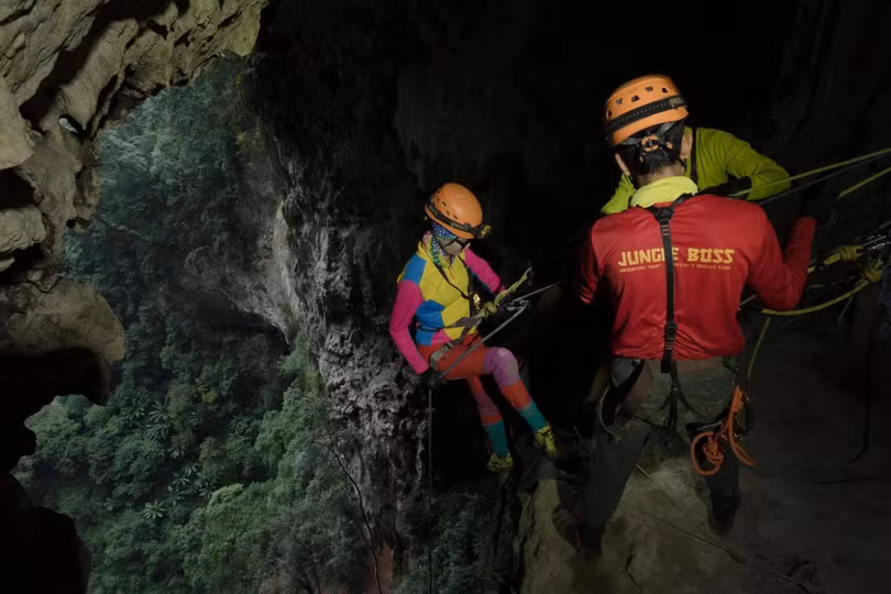 Choáng ngợp khung cảnh “siêu hố sụt” sâu nhất Việt Nam