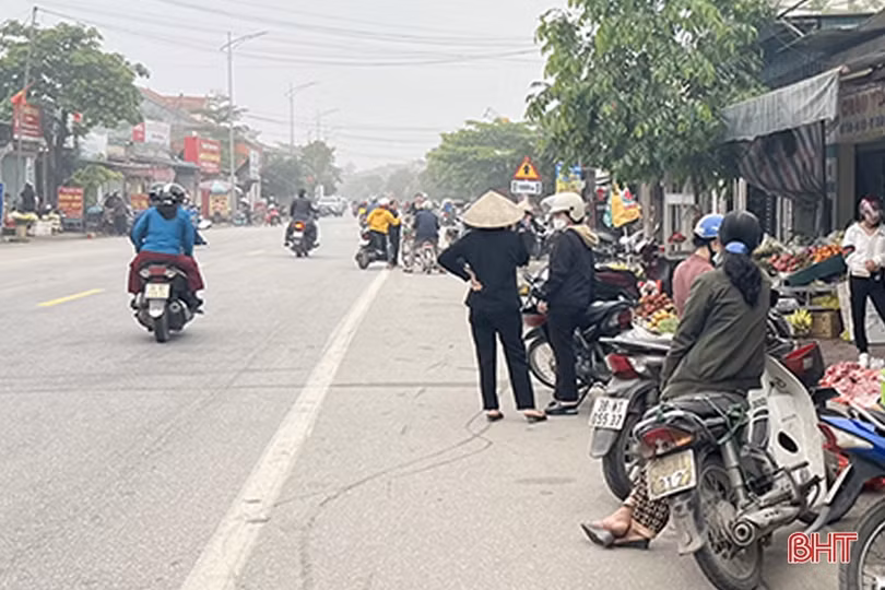 Xử lý tình trạng lấn chiếm lòng, lề đường để kinh doanh ở chợ Cương Gián