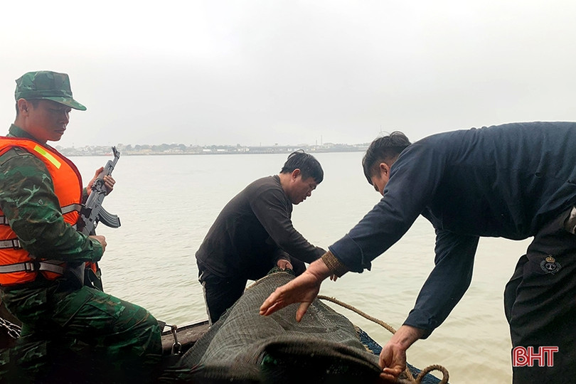 Bắt 2 tàu cá ngoại tỉnh khai thác trái quy định