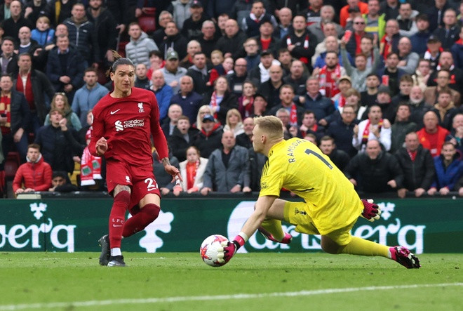 Arsenal hòa Liverpool dù dẫn 2 bàn