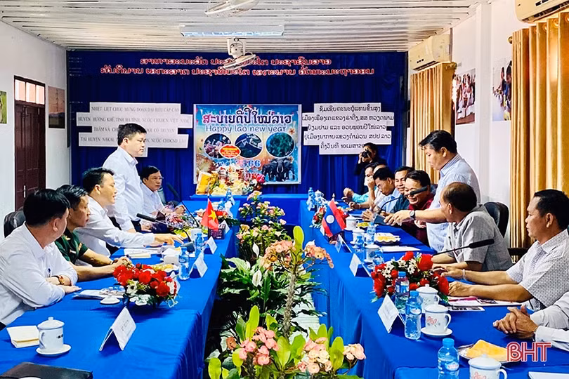 Lãnh đạo Hương Khê chúc tết Đảng bộ và Nhân dân huyện NaKai