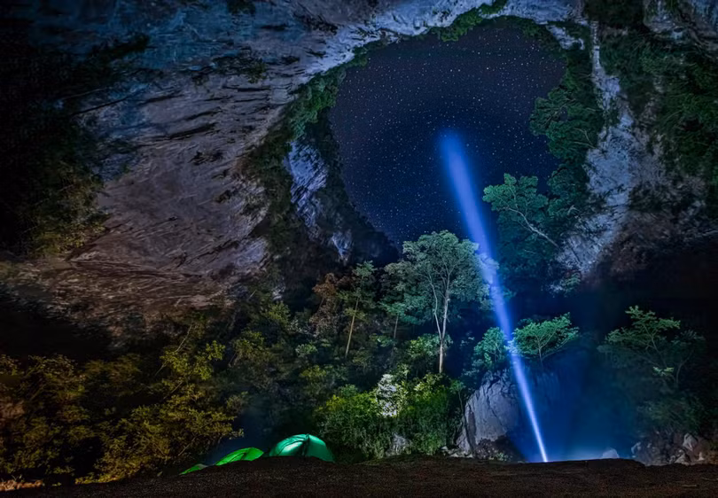 Choáng ngợp khung cảnh “siêu hố sụt” sâu nhất Việt Nam