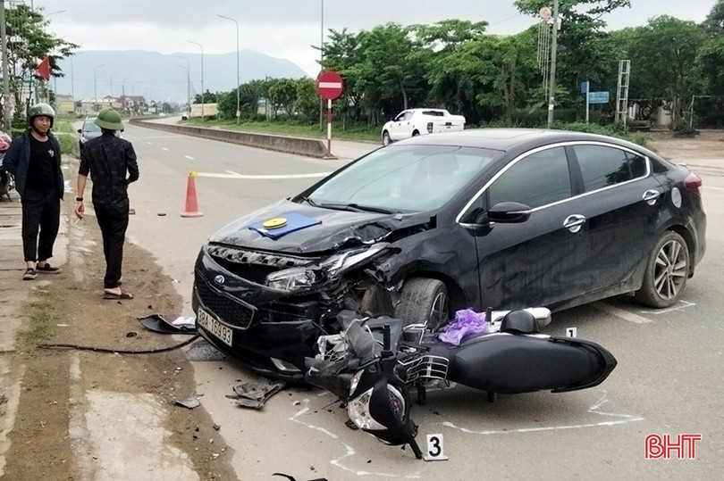 Xe máy đâm thẳng vào xe đầu kéo lấn làn, tai nạn thương tâm