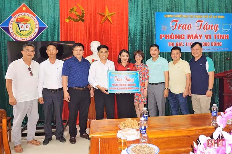 Hỗ trợ 10 máy vi tính cho trường học ở xã biên giới Hương Khê