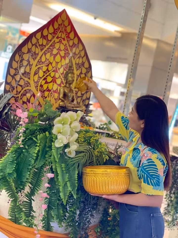 Không khí rộn ràng trước dịp nghỉ tết cổ truyền Bunpimay ở Lào