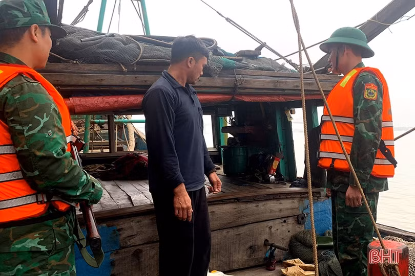 Bắt 2 tàu cá ngoại tỉnh khai thác trái quy định