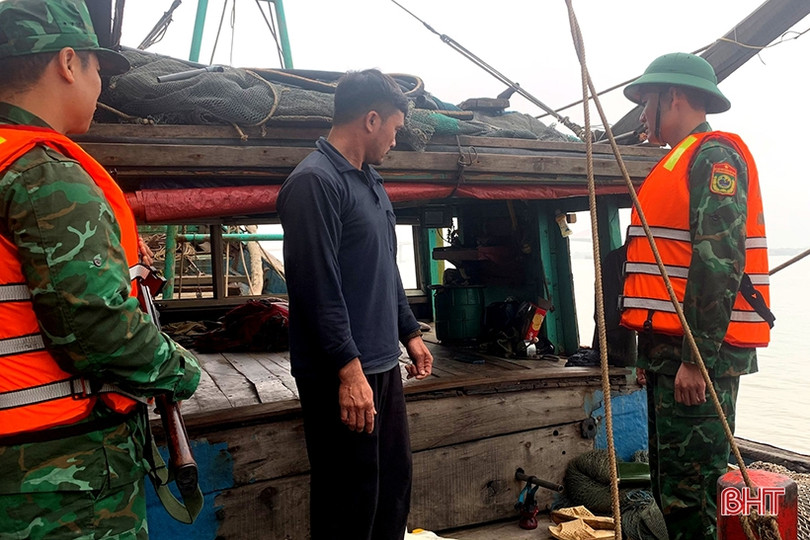 Bắt 2 tàu cá ngoại tỉnh khai thác trái quy định