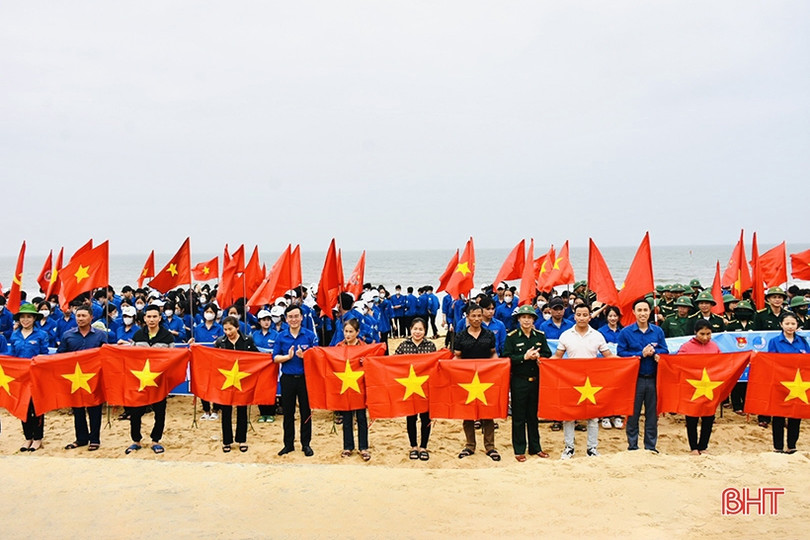 600 đoàn viên, chiến sĩ biên phòng ra quân làm sạch bãi biển Thiên Cầm