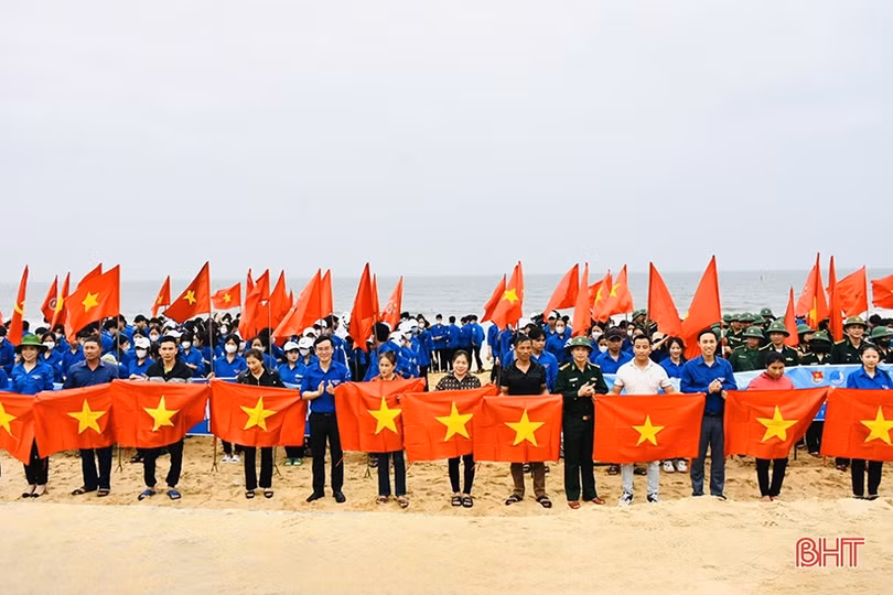 600 đoàn viên, chiến sĩ biên phòng ra quân làm sạch bãi biển Thiên Cầm